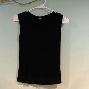 EUC Uniqlo sleeveless sweater size M